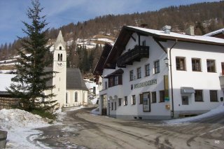 Gemeindehaus und Kirche